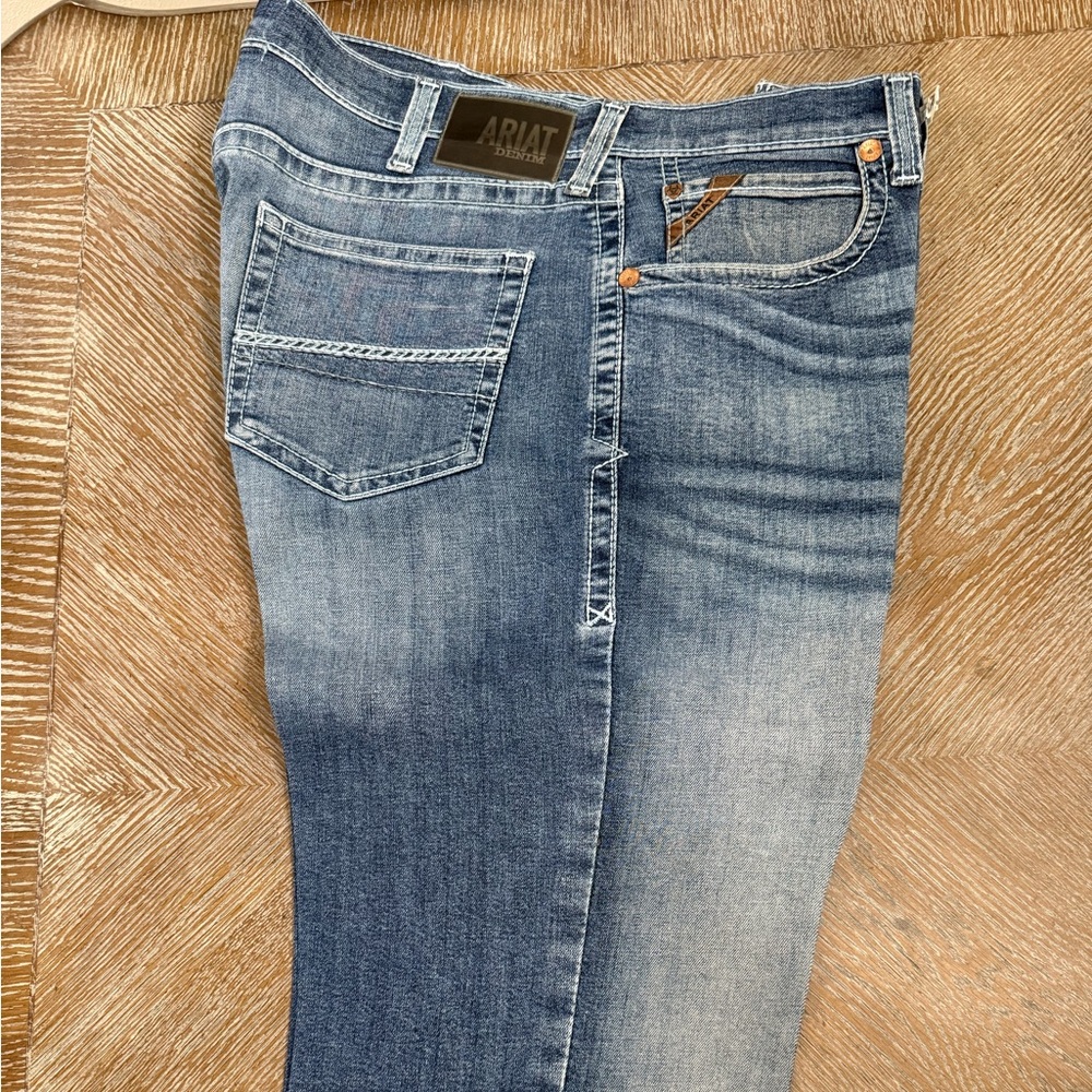 Men’s Ariat relaxed fit boot cut blue jeans. Size 36x36.
